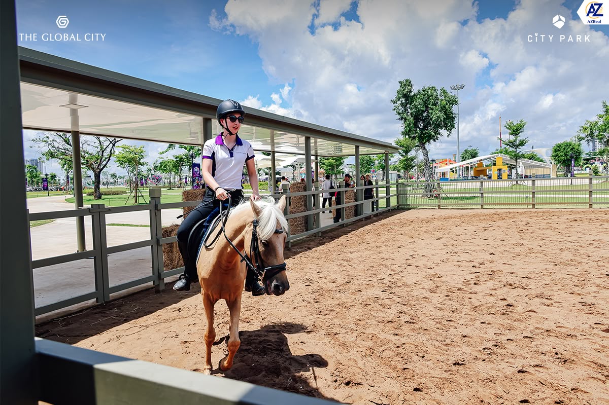 hinh anh cuoi ngua nghe thuat tai city park global city